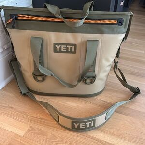 YETI Hopper Two 20 Cooler. Great condition.